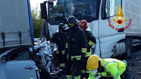 Auto Schiacciata Da Due Camion In In A4 Muore Un Uomo Di Mirano