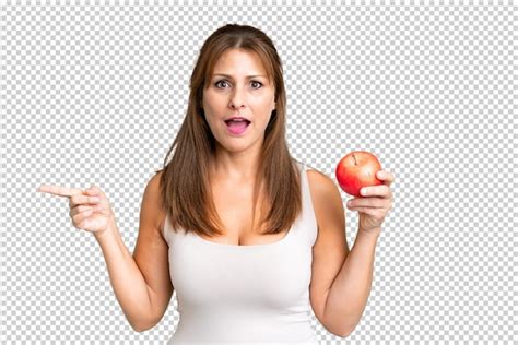 Mujer De Mediana Edad Con Una Manzana Sobre Un Fondo Aislado