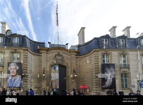 Jubilee Queen Elisabeth II at British Embassy in Paris - June 1, 2022 ...