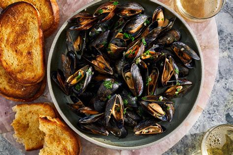 Sauvignon Blanc-Steamed Mussels with Garlic Toasts Recipe - Grace Parisi