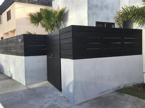 Entry Gate With Wall Toppers Contemporain Façade Los Angeles Par Harwell Fencing And