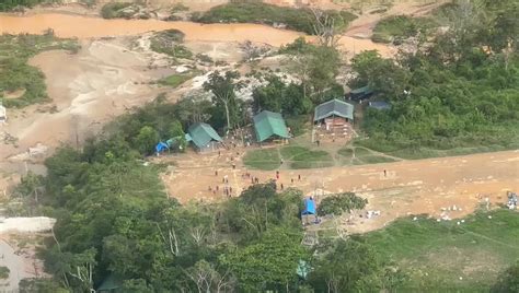 V Deos De Sobrevoo Mostram Dezenas De Garimpeiros Em Pista De Pouso