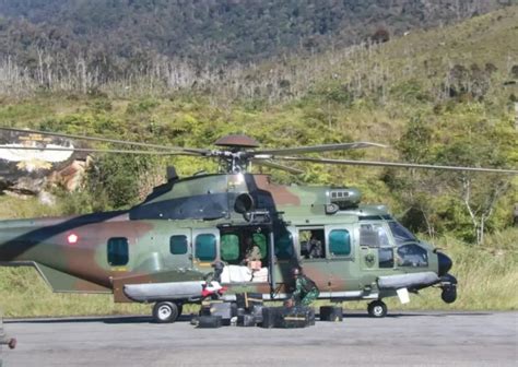 Dua Helikopter H M Caracal Tni Au Melaksanakan Misi Kemanusiaan Di Papua