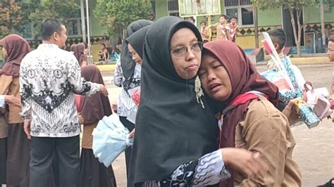 Peringatan HGN 2023 Di SDN 2 Yukum Jaya Diwarnai Tangis Haru Siswa Dan