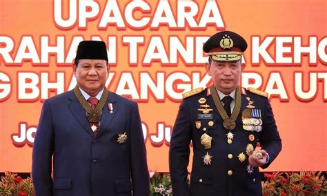 Prabowo Terima Tanda Kehormatan Bintang Bhayangkara Utama Polri