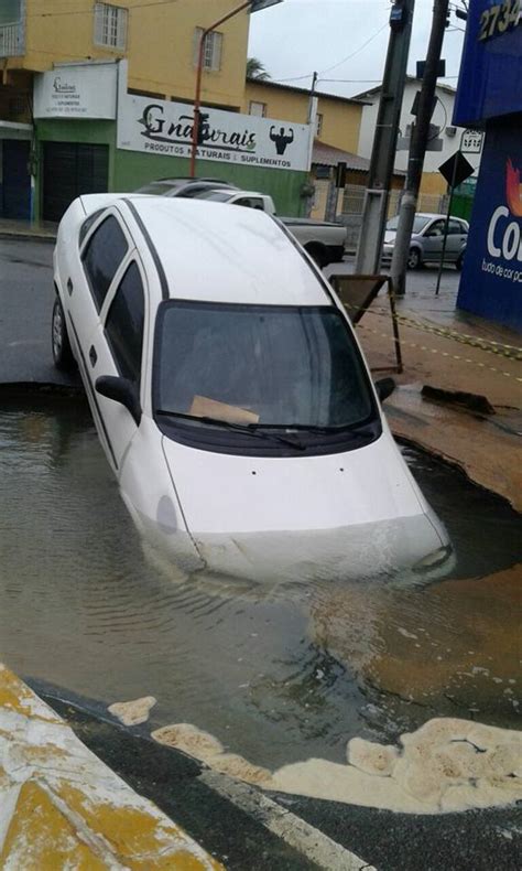 Chuva Rio Transborda Carro Engolido Por Cratera E Aulas Suspensas