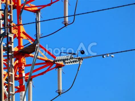 空にそびえる送電鉄塔 No 25628432｜写真素材なら「写真ac」無料（フリー）ダウンロードok