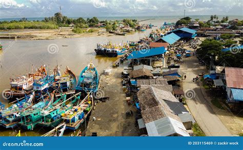 Los Barcos De Pesca Tradicionales Estacionan En El Puerto Imagen De