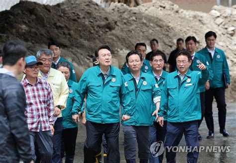 윤석열 대통령 경북 예천 산사태 피해 현장 방문 연합뉴스