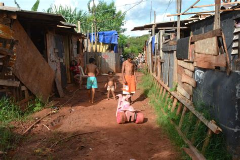 Em Anos N Mero De Fam Lias Que Moram Em Favelas Dispara Na Capital