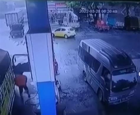 Viral Mobil Tabrak Minimarket Di Kudus Diduga Salah Injak Pedal