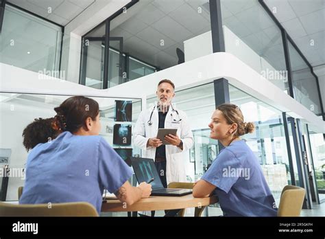 Évaluation et planification des besoins en traitement un médecin mature qui mène une discussion