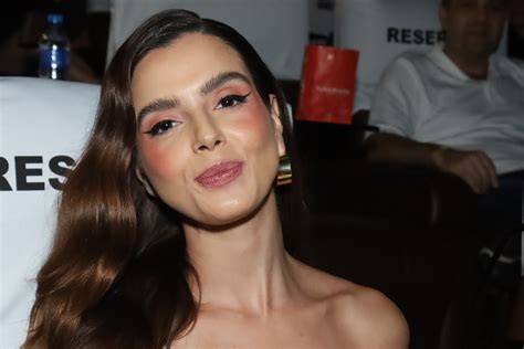 Giovanna Lancellotti troca carinhos a irmã em pré estreia de filme