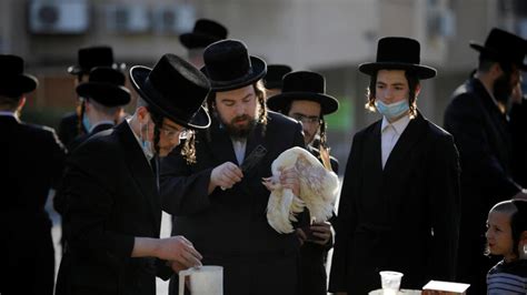 Los ultraortodoxos de Israel desafían las normas para frenar la pandemia