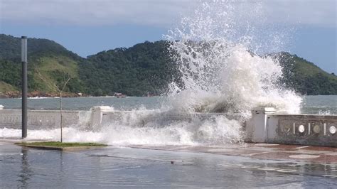 Defesa Civil Alerta Para Ressaca Com Ondas De 2 5 Metros E Queda Na