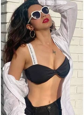 Soundarya Sharma Top Hot And Sexy Pics In Revealing Outfits