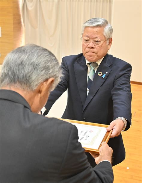 「町の発展と生活向上に全力を」 町長、町議選の当選証書付与 喜界町選管｜政治・行政｜南海日日新聞