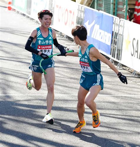 ＜第98回箱根駅伝・復路鶴見中継所＞10区・中倉にたすきをつなぐ青学大9区・中村（撮影・木村 揚輔） ― スポニチ Sponichi