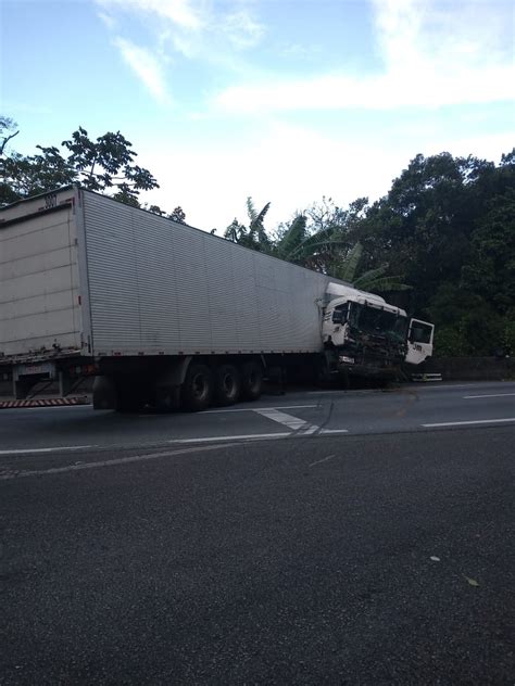 Carreta Bate Em Mureta E Fica Atravessada Na Rodovia Anchieta Em