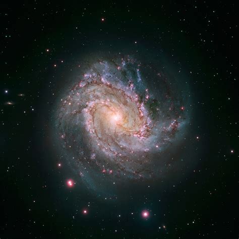 New Hubble Image of Spiral Galaxy Messier 83