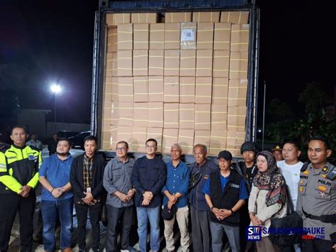 Truk Kontainer Logistik Surat Suara Pemilu Tiba Di Kabupaten