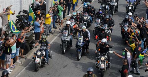 Sem máscara Bolsonaro causa aglomeração em passeio de moto