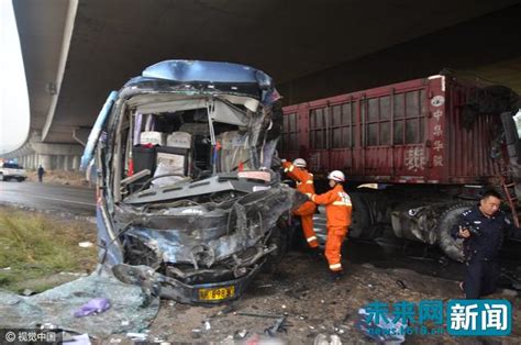 陝西榆林：客車與半掛車相撞 20多名乘客受傷司機身亡 每日頭條