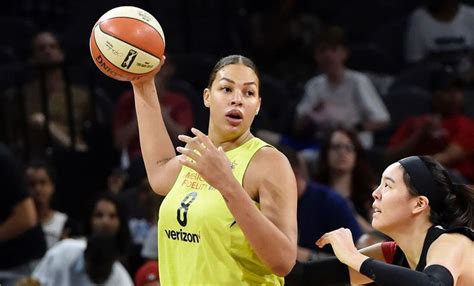 Liz Cambage wiki, bio, age, wnba, salary, boyfriend, salary, shoes, parents