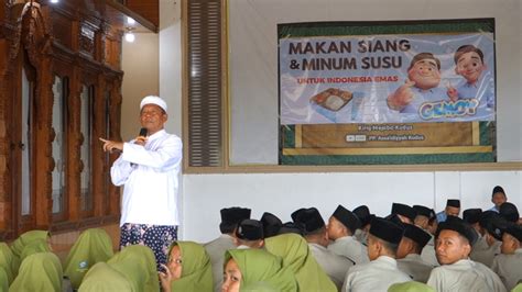 Ratusan Santri Di Kudus Makan Dan Minum Susu Bersama Di Kompleks Makam