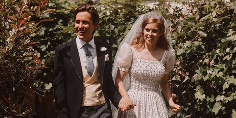 Princess Beatrice's Wedding Dress Was Vintage From the Queen | ELLE ...