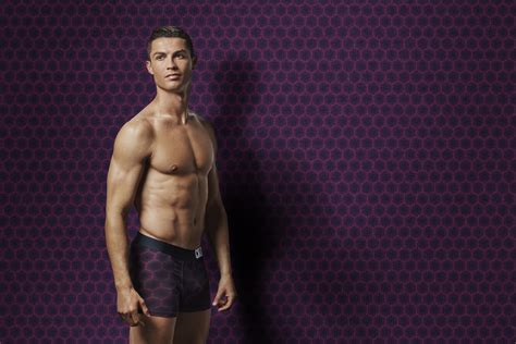 Cristiano Ronaldo posa de cueca e revela o que faria se fosse invisível