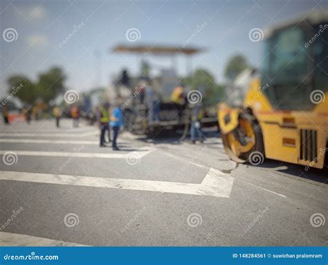 Manuten O De Estrada Queimando Materiais Velhos E Melhorando A