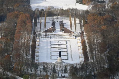 Luftaufnahme Berlin Winterluftbild Geschichts Denkmal Sowjetisches