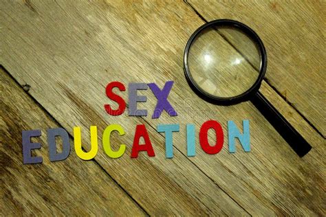 Letras De Madera Coloridas Del Alfabeto De La EducaciÓn Sexual De La Palabra Fijadas En Fondo De