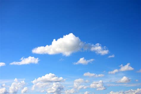 Fondo Azul Del Cielo Y Foco Suave De Las Nubes Blancas Foto De Archivo