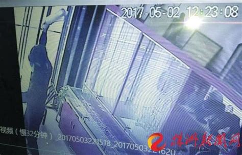 株洲男子抢金店称为葬父 法官：当晚就赌输1万多 手机新浪网