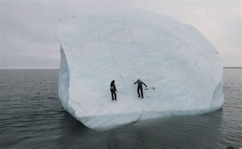 Vídeo Susto monumental de dos aventureros cuando el iceberg que