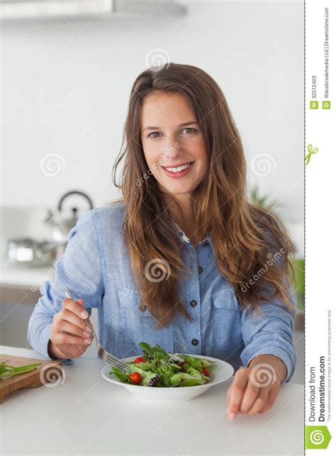 Mulher Que Come Uma Salada Imagem De Stock Imagem De Olhar