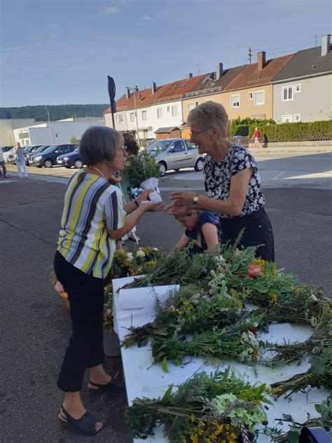 Kräuterbuschen binden für Mariä Himmelfahrt Pfarrei St Pius