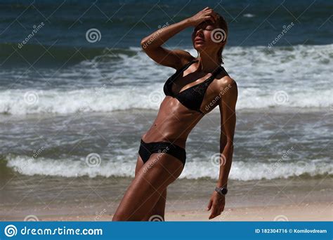 Frau Im Schwarzen Bikini Stockfoto Bild Von Strandkleidung