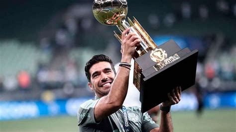 Abel Ferreira é eleito o melhor técnico português no exterior