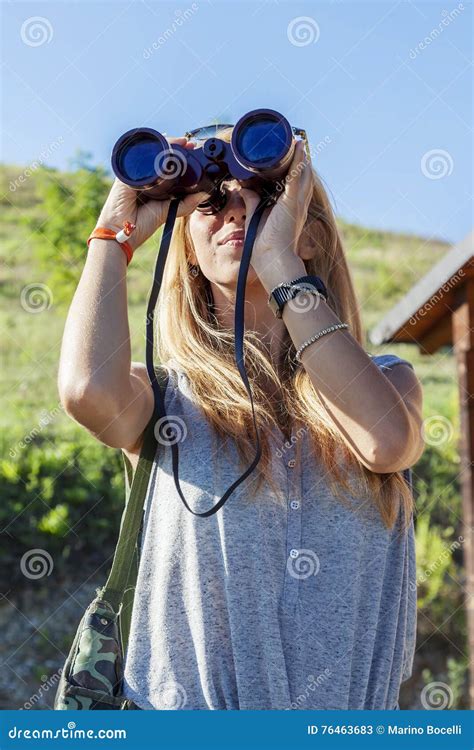 Jolie Fille Avec Des Jumelles Regardant Lhorizon Image Stock Image