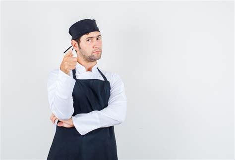 Chef Masculino Apontando O Dedo De Uniforme Avental E Olhando S Rio