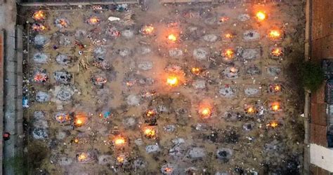 印度新冠病例激增 多地露天火化新冠死者新德里印度新冠肺炎新浪新闻