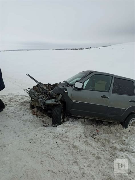 Три человека пострадали в лобовом столкновении двух авто на трассе под