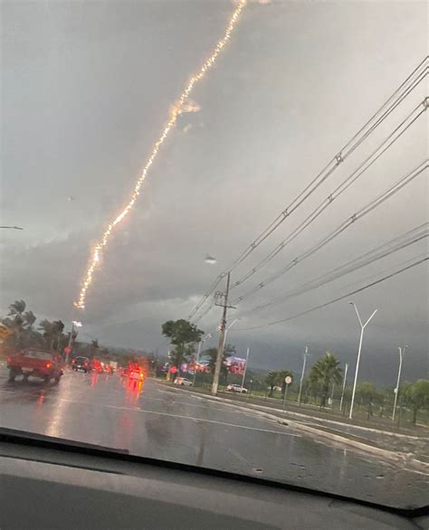 Igua Uense Registra O Momento Exato Em Que Raio Acerta Poste