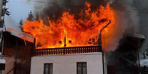 Incendiul Care A Cuprins O Cl Dire A M N Stirii Sih Stria Putnei A