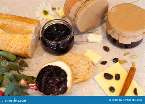 Tarro Abierto Con El Atasco Delicioso De La Grosella Negra Foto De