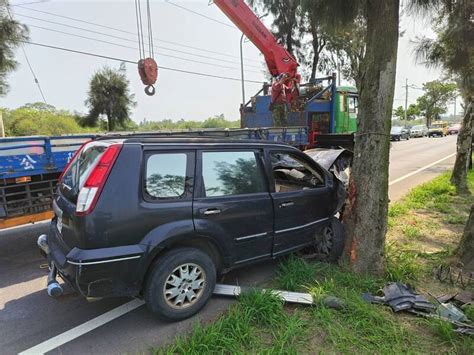 開車撞路樹車頭全毀 金門7旬男送醫不治 社會 自由時報電子報