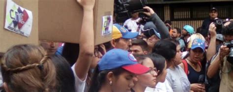 Protesta en el CNE para exigir reactivación de elecciones